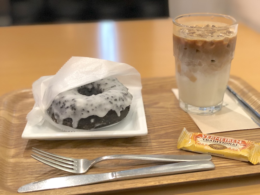 ザラメカフェのドーナツとカフェラテ