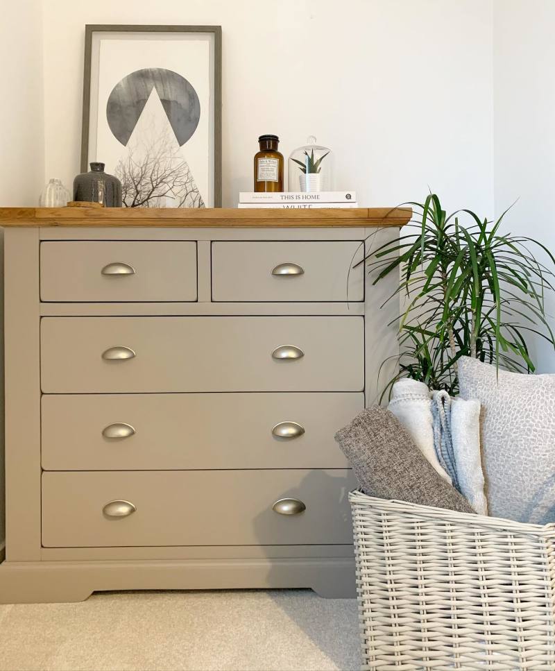 2+3 drawer natural oak and painted grey chest of drawers in a neutral toned bedroom