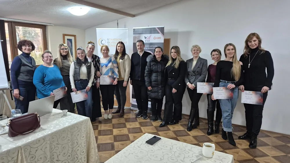 Жени претприемачки со своите сертификати на програмата за женско претприемништво на Консалтинг за стратешки развој во Северна Македонија