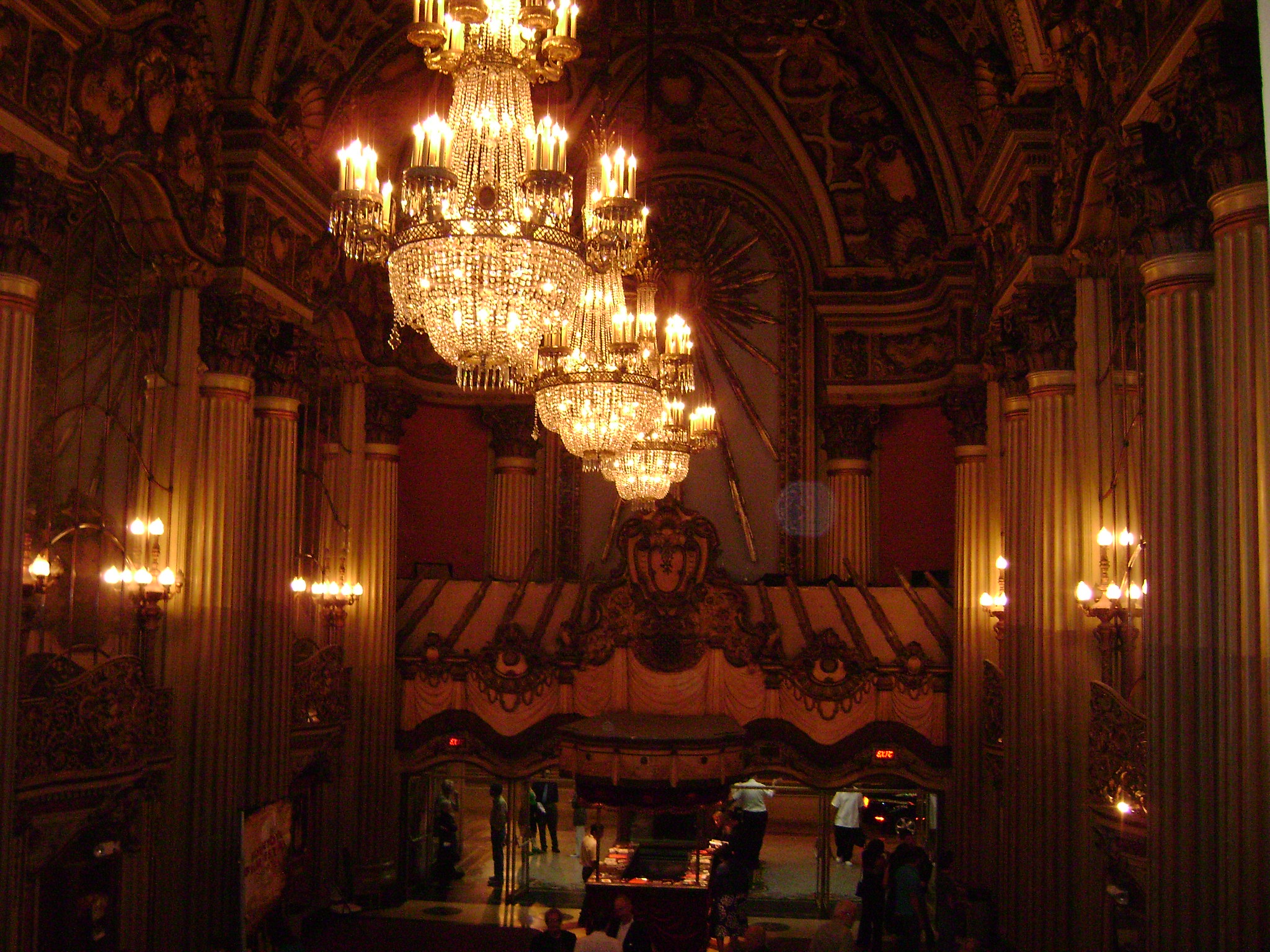 Inilah Lokasi Syuting BTS untuk MV Black Swan: Los Angeles Theatre