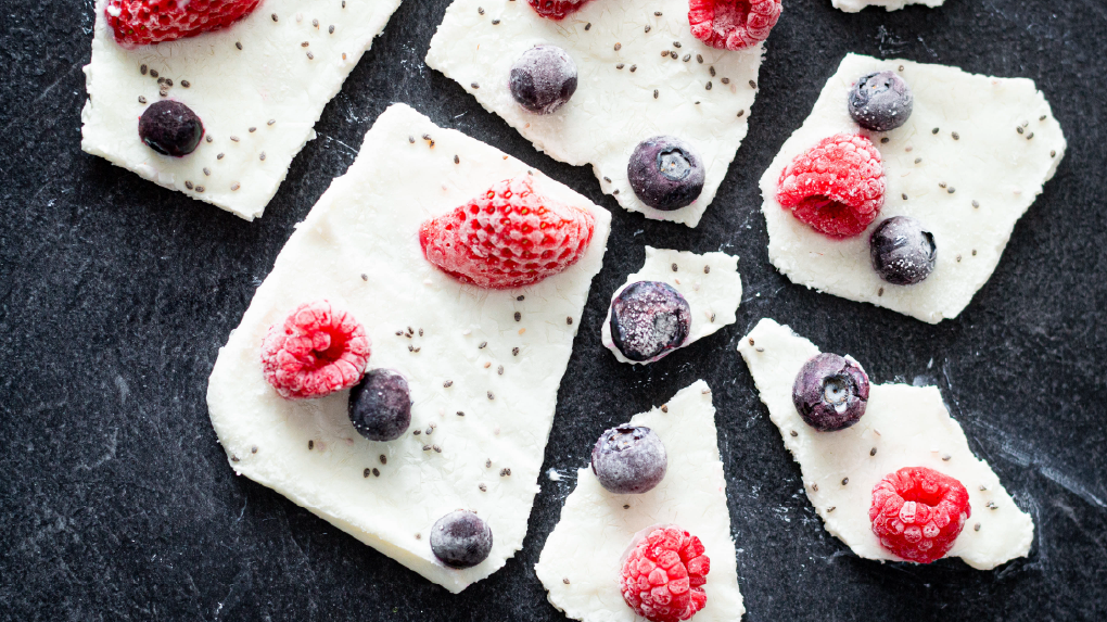 Frozen Greek yogurt bark with berries