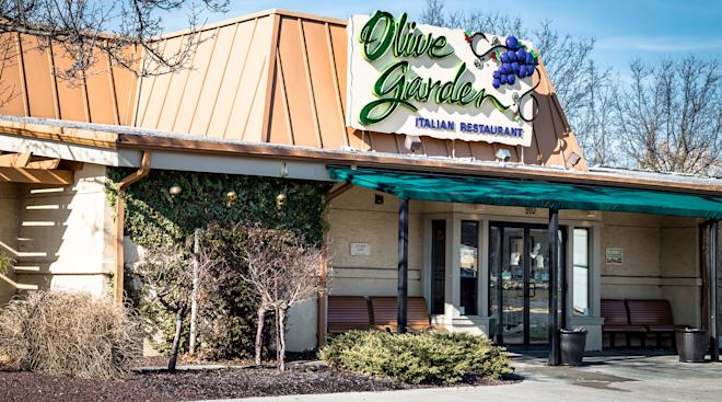 olive garden waitress catches abusive parents