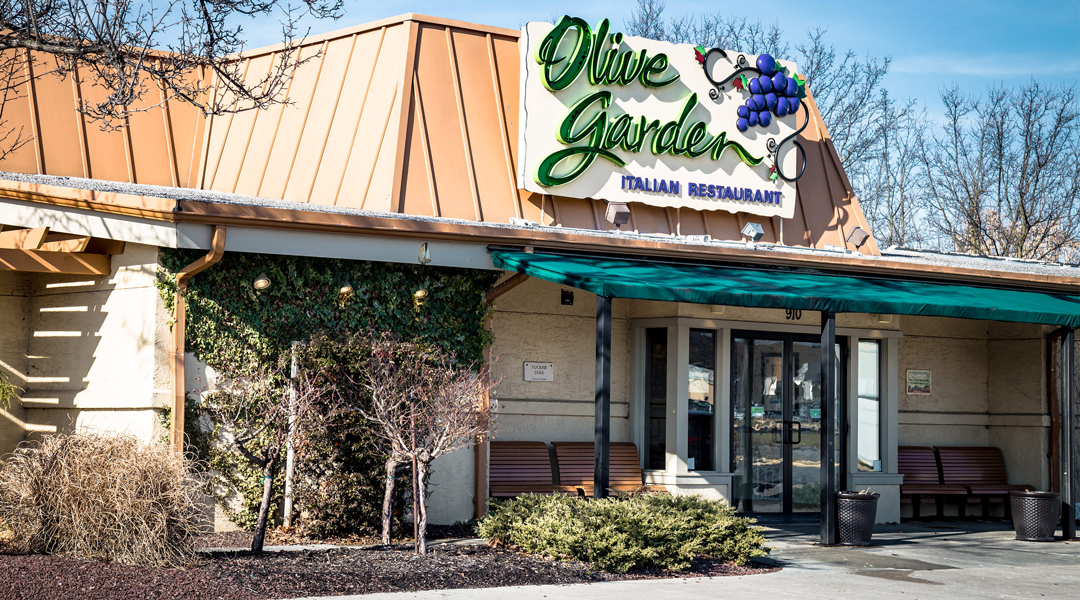olive garden waitress catches abusive parents