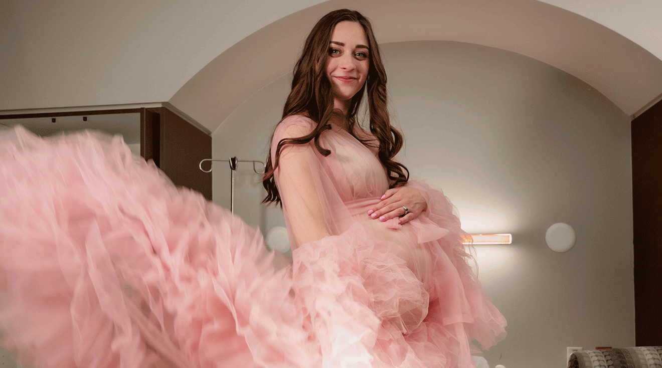 One Mom's Last-Minute Maternity Photo Shoot Goes Viral