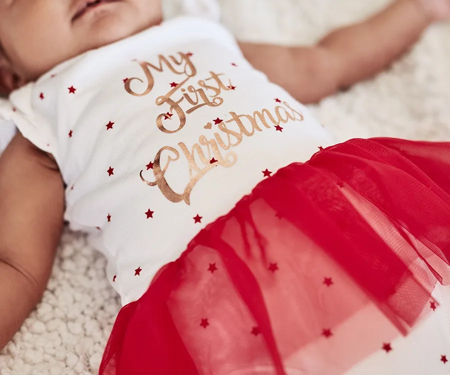 11 Practical  Super Easy Tips for Your Baby's First Christmas Photo S