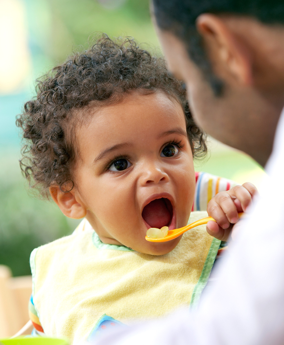 when can babies feed themselves with a spoon