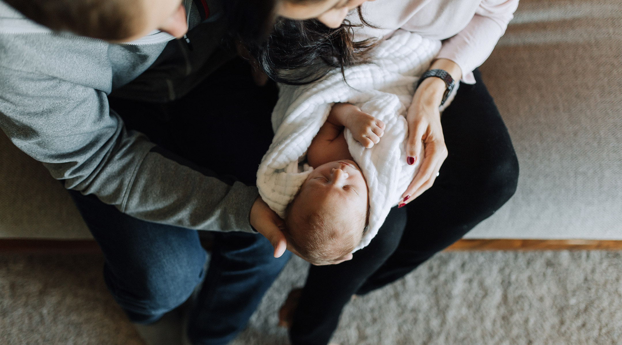 beautiful photo of newborn baby in parents arms