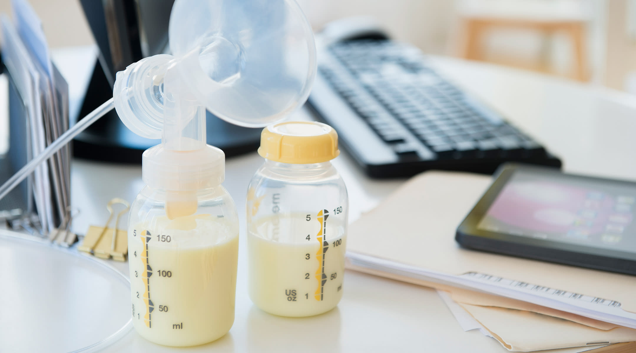 working-mom-leaves-note-for-customers-when-she-had-to-pump-breast-milk