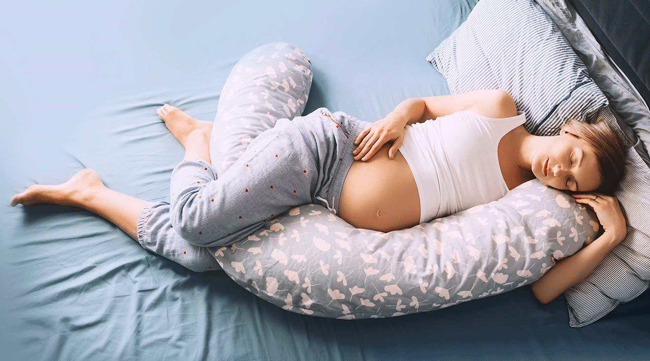 pregnant woman with hip pain sleeping with pregnancy pillow