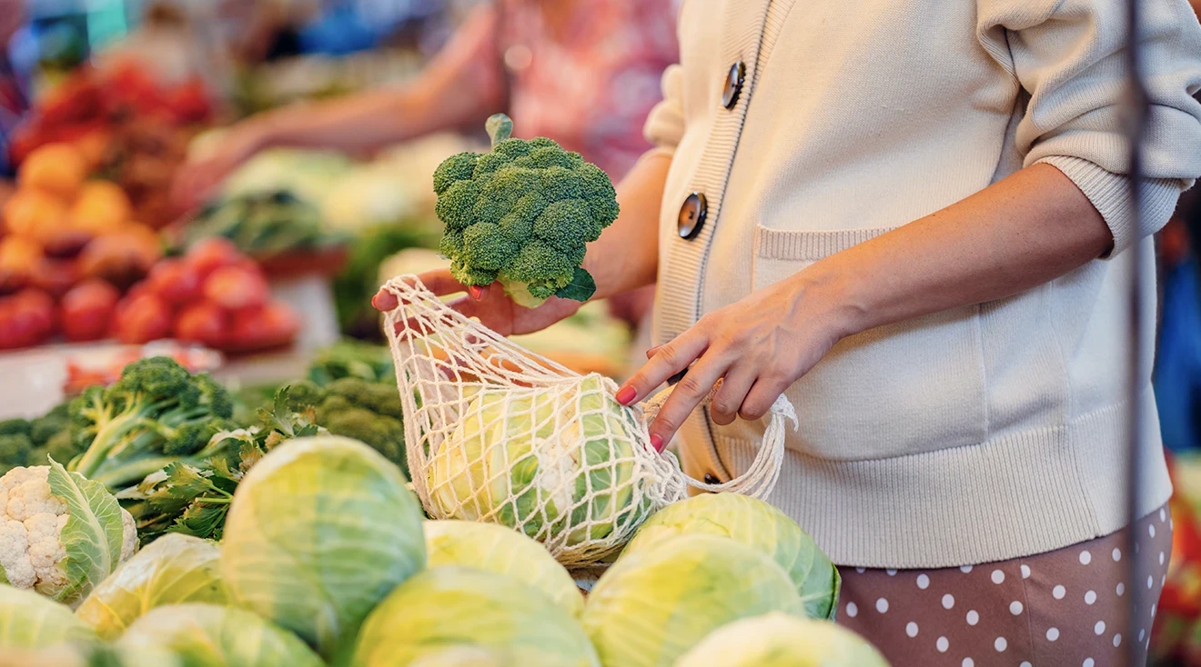 pregnant woman grocery shopping