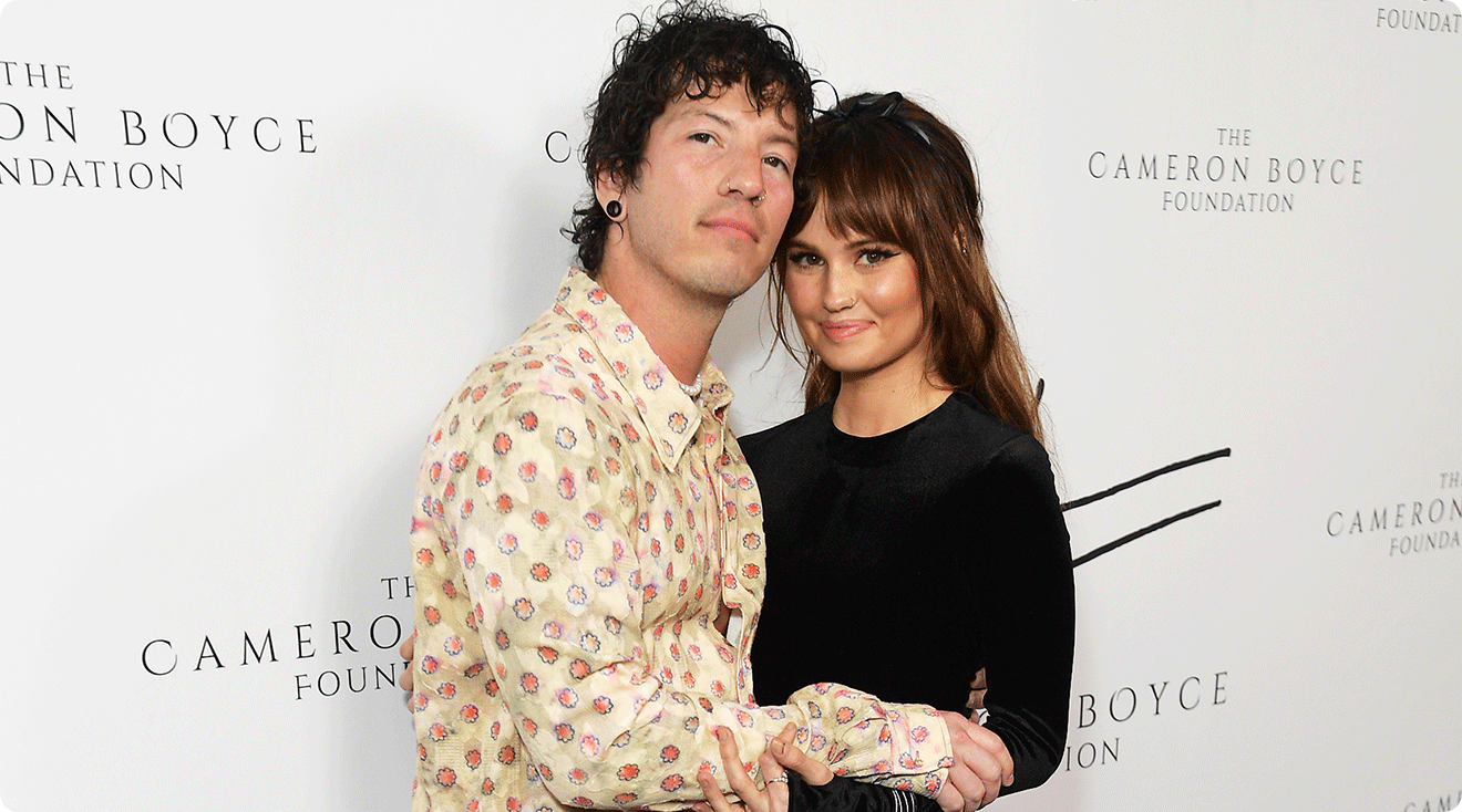 Debby Ryan Is Pregnant with Her First Child(02)