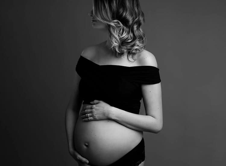 Top 5 Best Maternity Poses + Prompts for Natural Pregnancy Photos