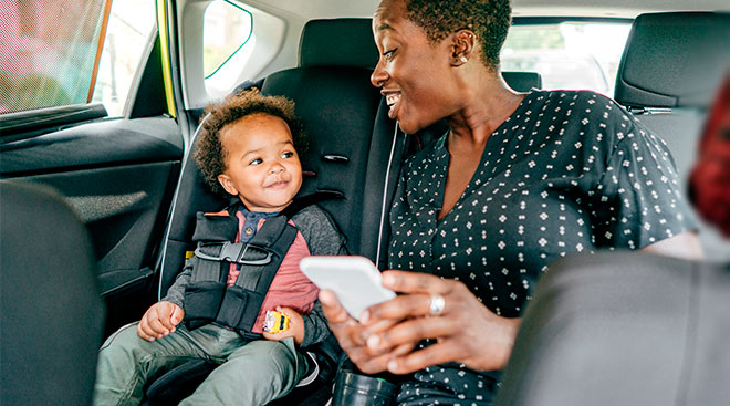 mom helps her toddler learn through app in the car