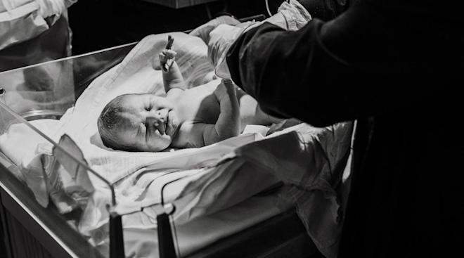 photographer captures her own birth