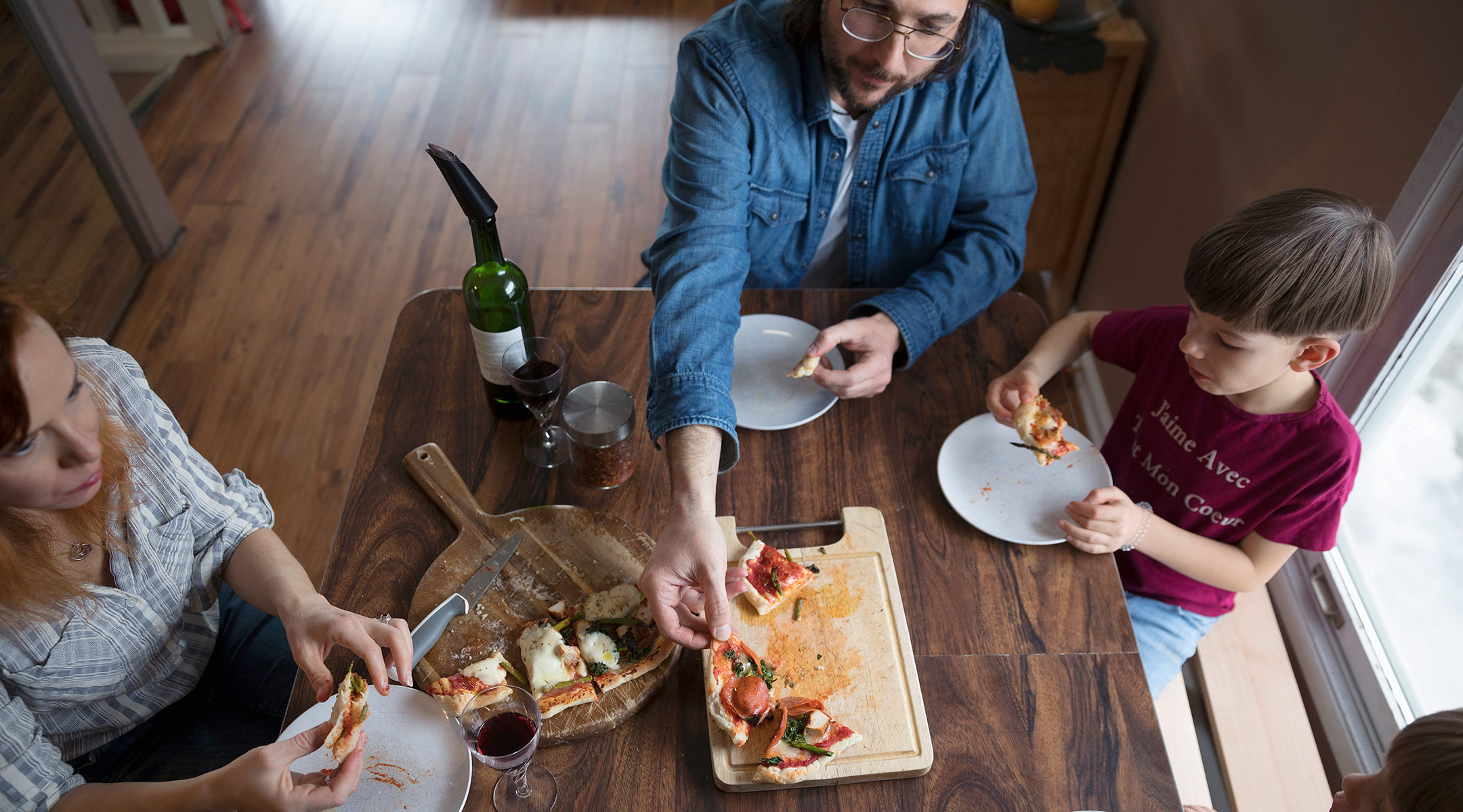 working parents have dinner with their children.