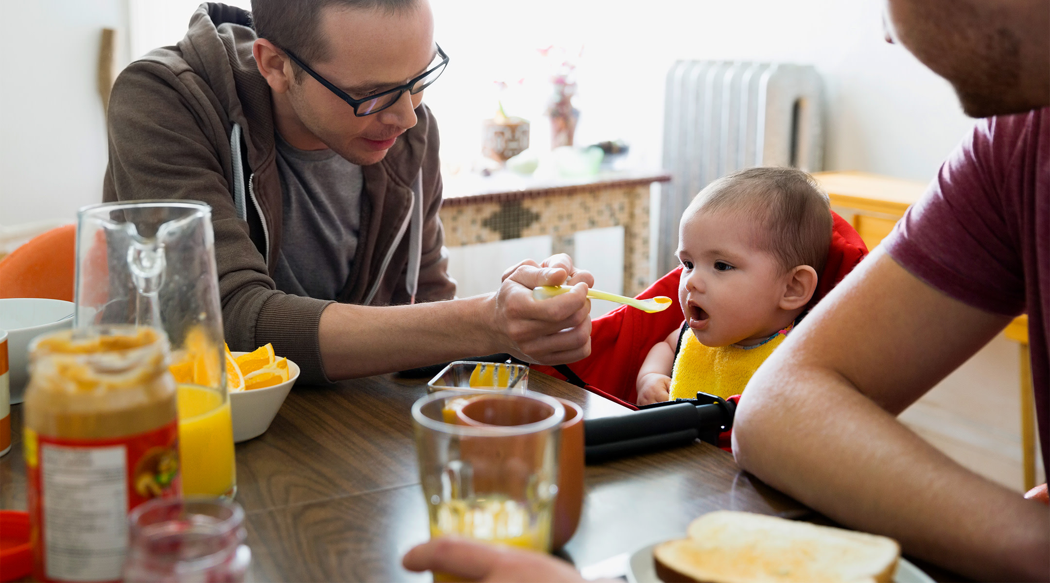 dads feeding baby first solid foods