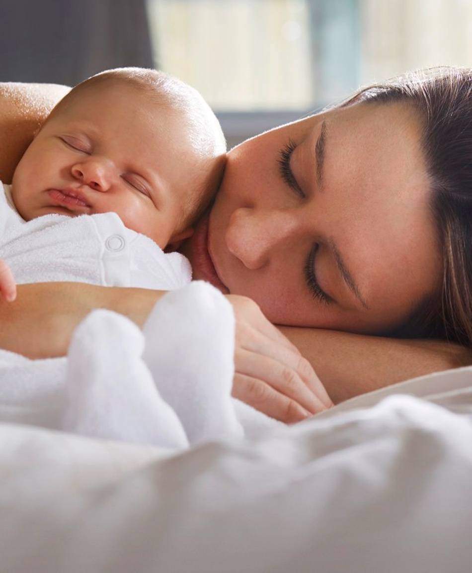 My mom sleep. Совместный сон. Совместный сон с малышом. Сон грудничка. Совместный сон с грудничком.