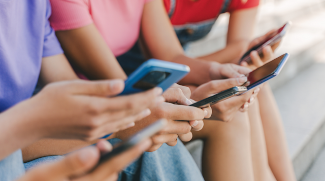 Australia's Social Media Ban for Kids Sparks Discussion Among Parents