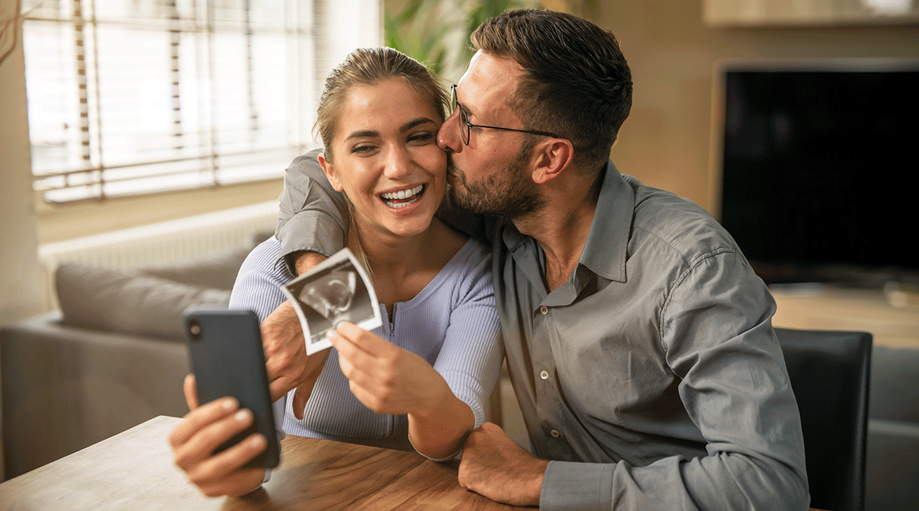 couple announcing pregnancy to family over facetime