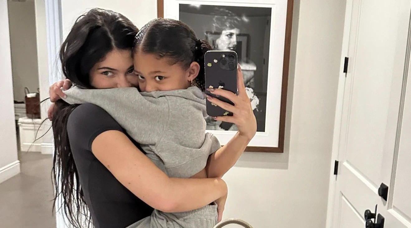 Mirror selfie of Kylie Jenner holding her daughter Stormi at home