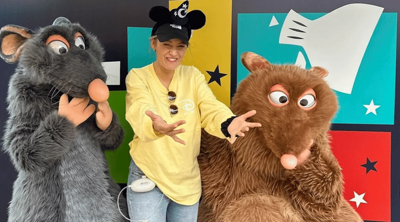 blake lively using breast pump at disneyland