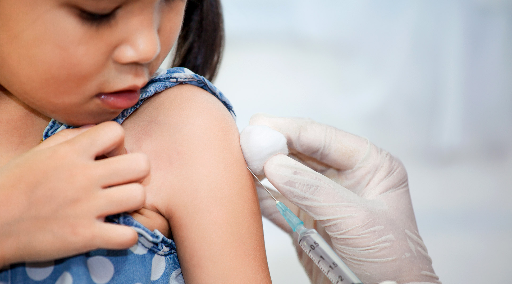 measles outbreak in new york, little girl getting vaccine