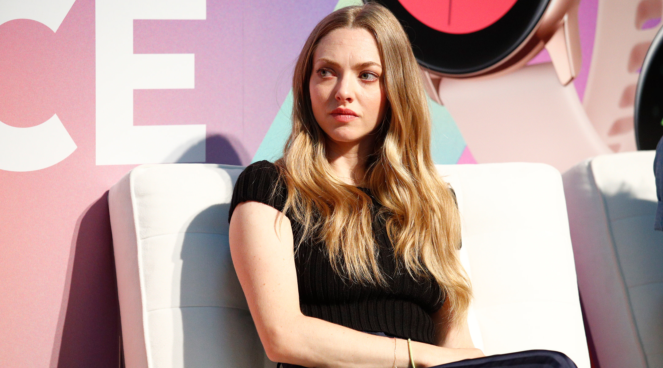 Amanda Seyfried calls out influencer Arielle Charnas for posting a bikini picture. 