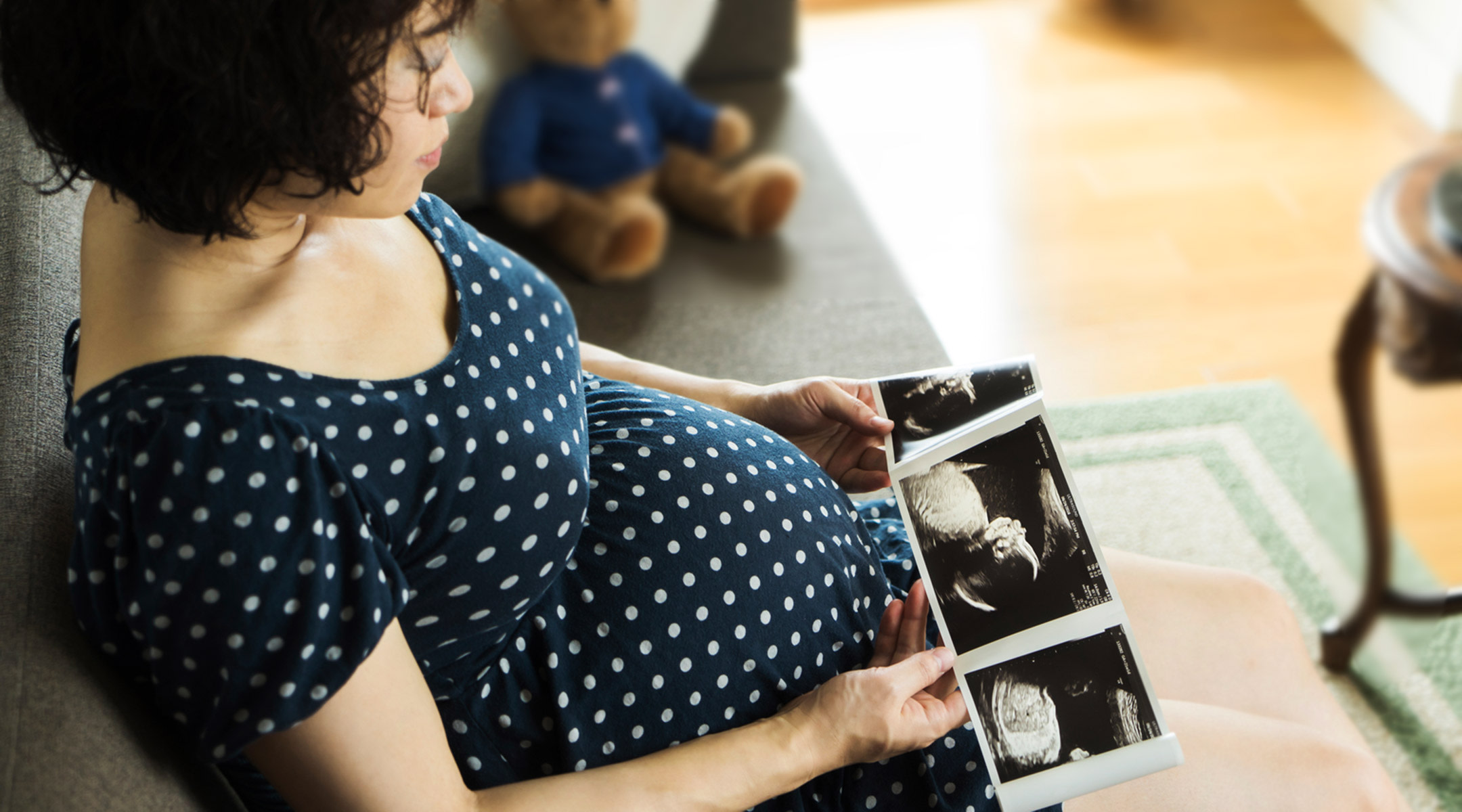 pregnant woman looking at sonogram