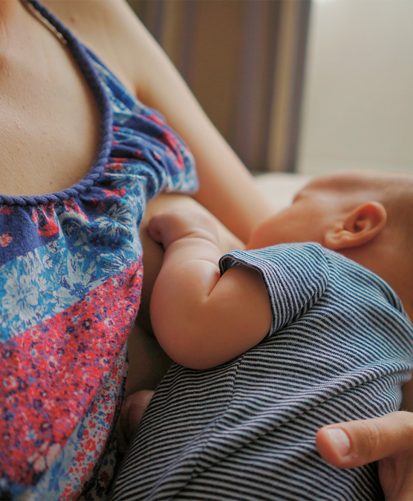 13 breastfeeding products our editors can't live without - Motherly