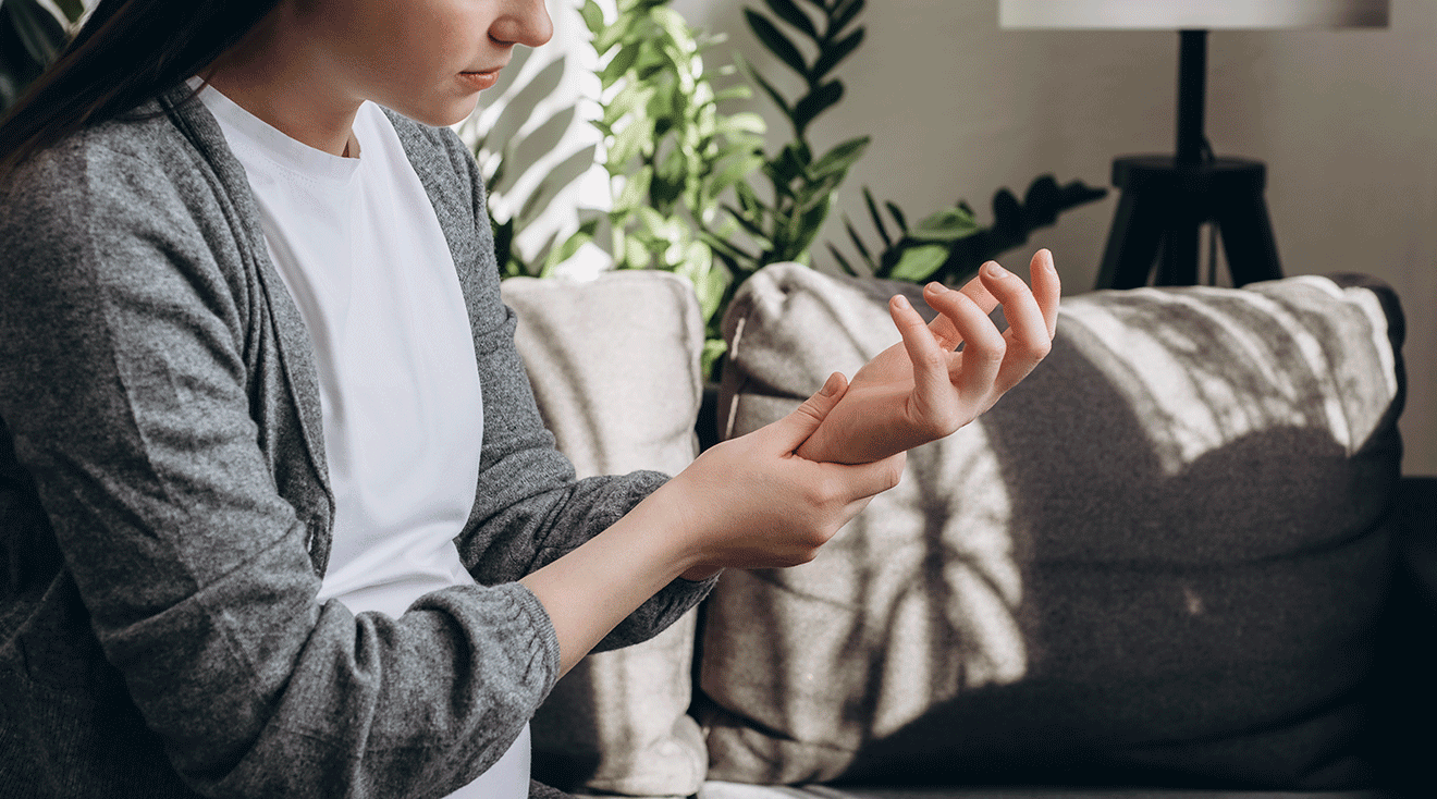 pregnant woman experiencing carpal tunnel in hands and wrists