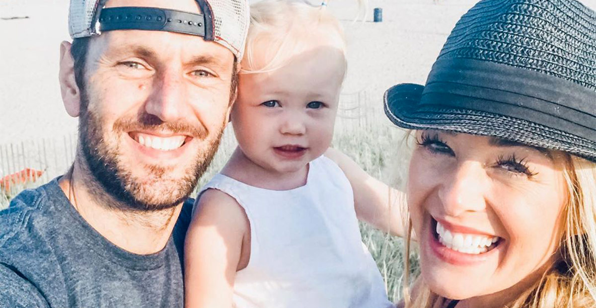 jamie otis with her husband and daughter at the beach