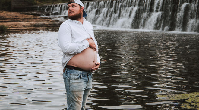 dad stands in for maternity shoot