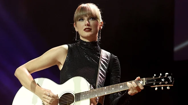 Taylor Swift performs onstage during NSAI 2022 Nashville Songwriter Awards at Ryman Auditorium on September 20, 2022 in Nashville, Tennessee