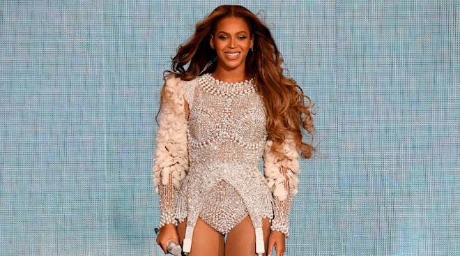beyonce on stage performing