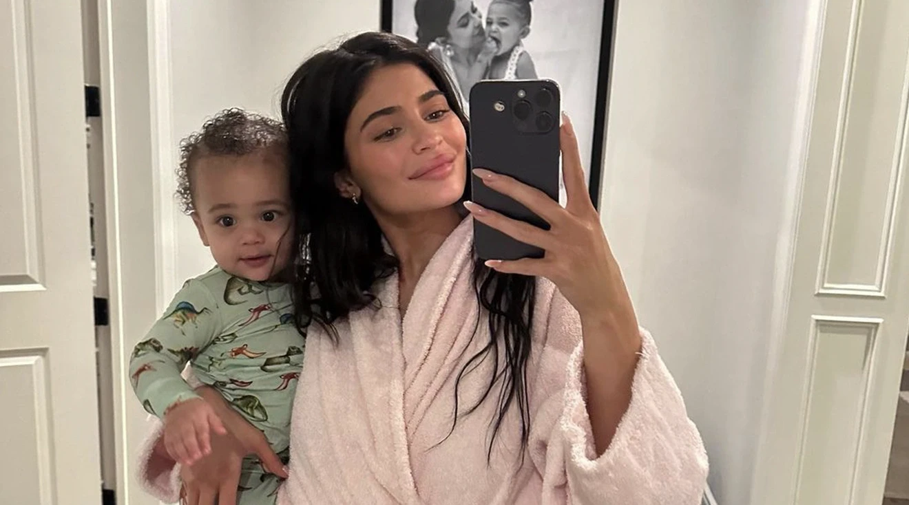 kylie jenner mirror selfie with son aire