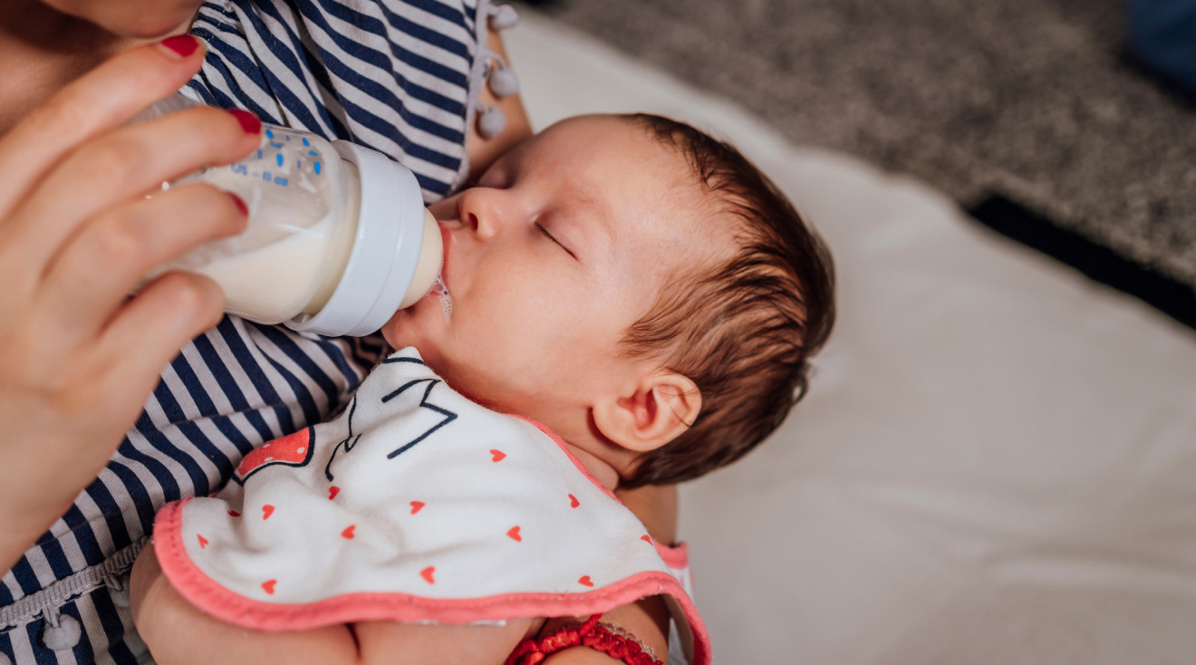 Baby grunting while drinking hot sale bottle