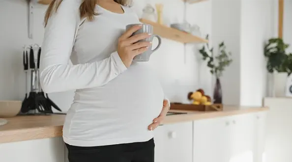 https://images.ctfassets.net/6m9bd13t776q/bIyOpWlaeOEQN8GShspN0/5bd21267250e20dd7be1f0631fad65e3/pregnancy_symptoms-hero-shutterstock_2089744327.webp?w=594