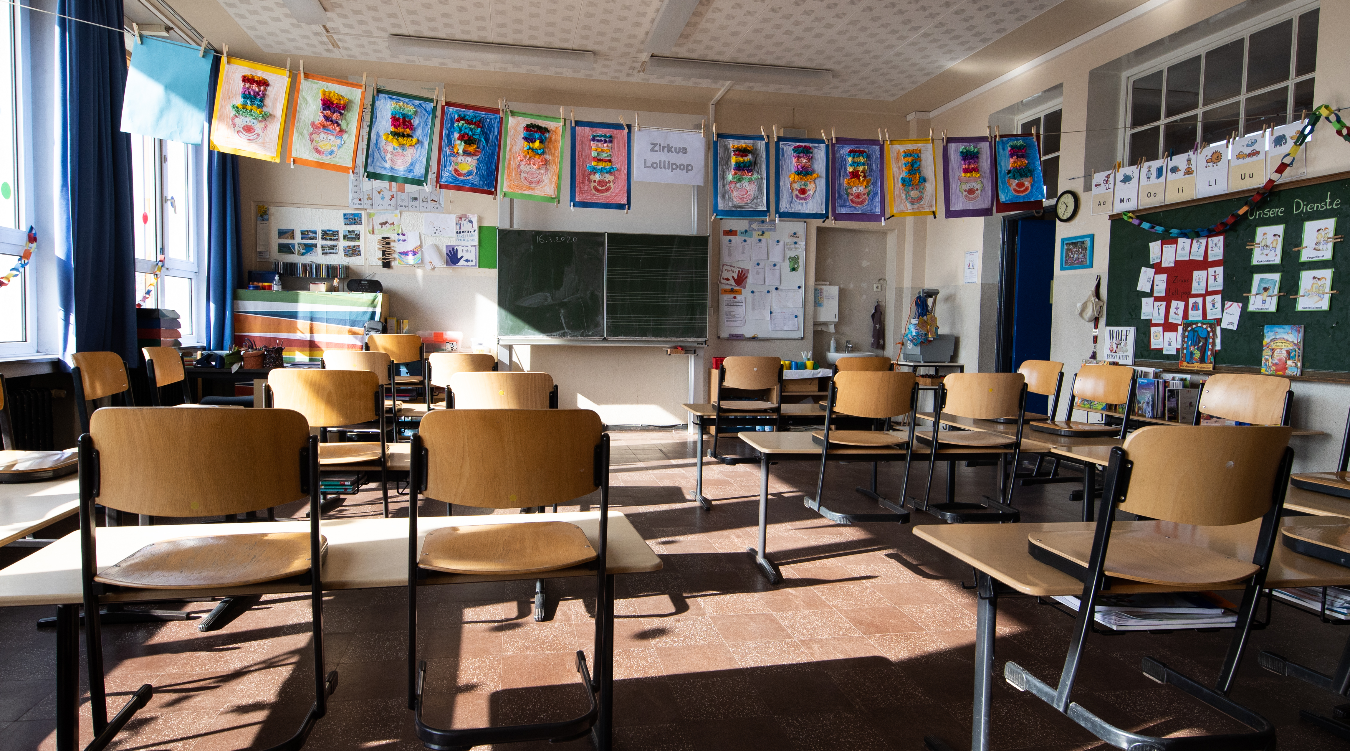 empty elementary school classroom due to covid-19