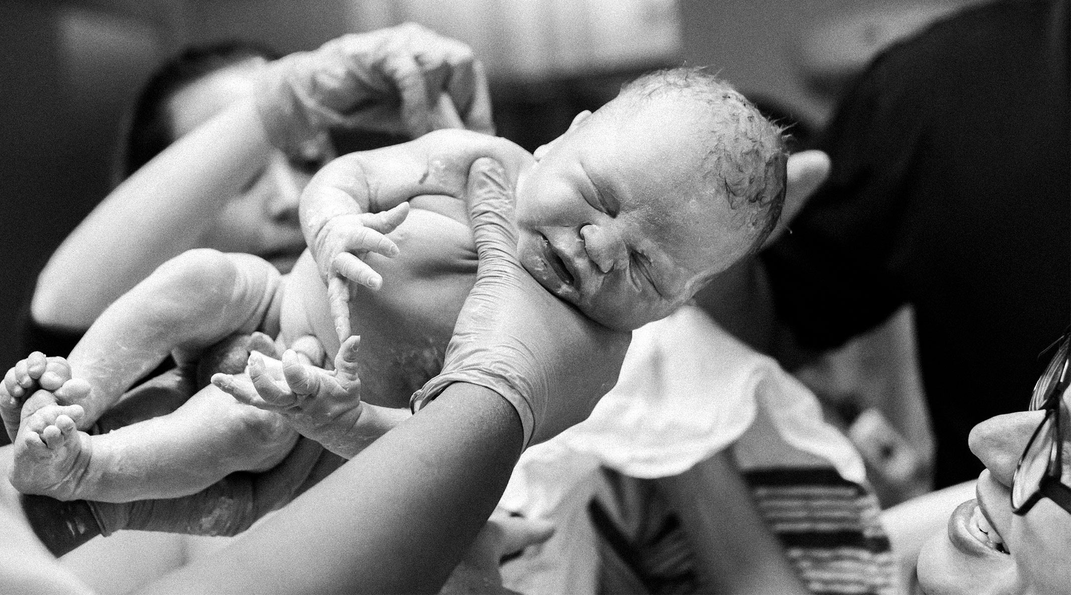 photographer captures her friend's birth while experiencing a miscarriage