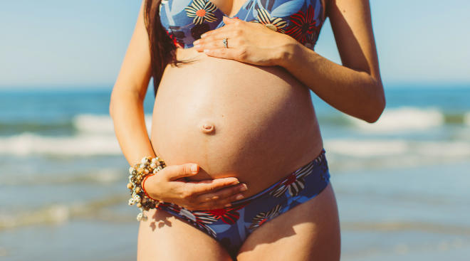 pregnant-bathing-suit-beach-summer
