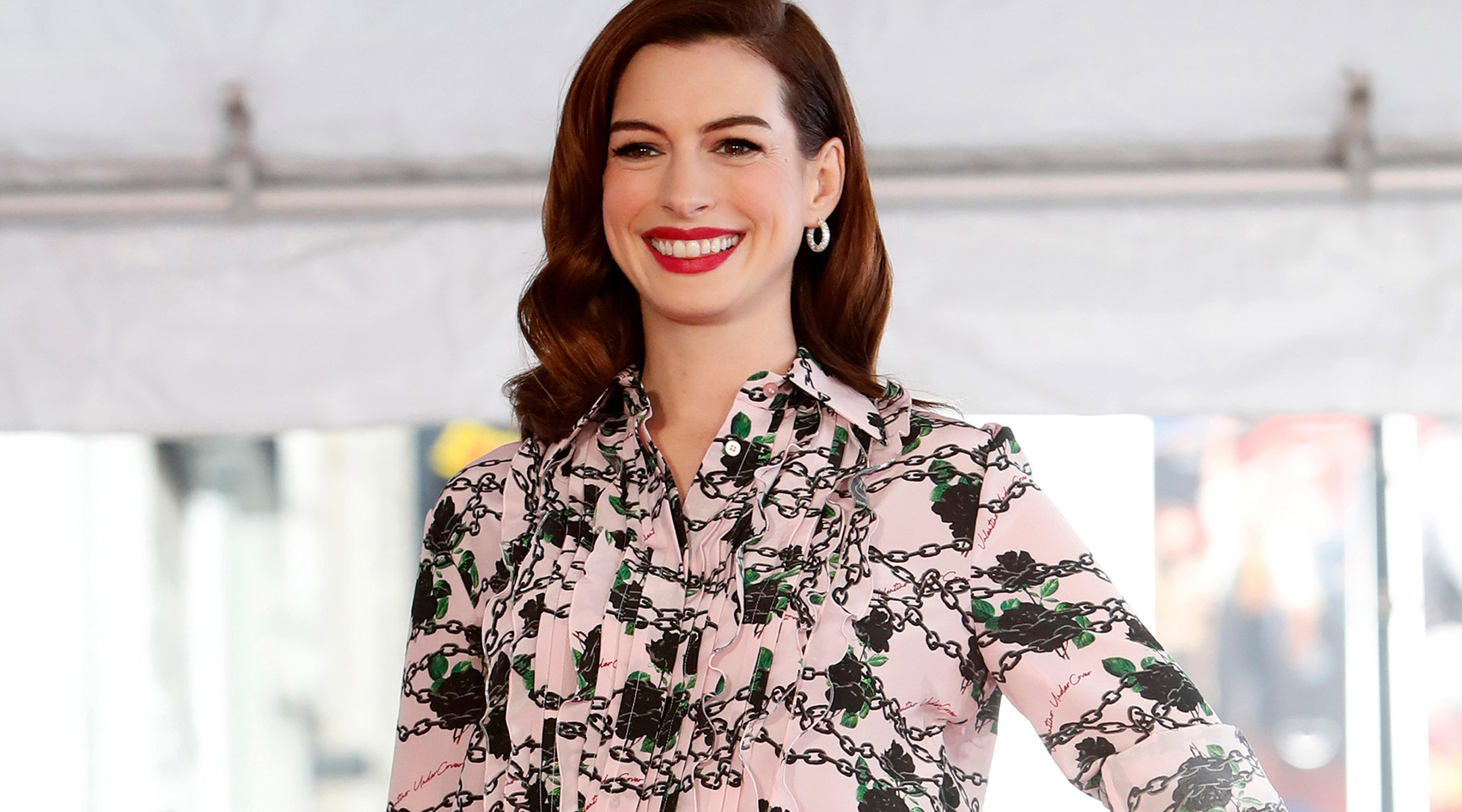 anne hathaway announces she's pregnant with a second baby