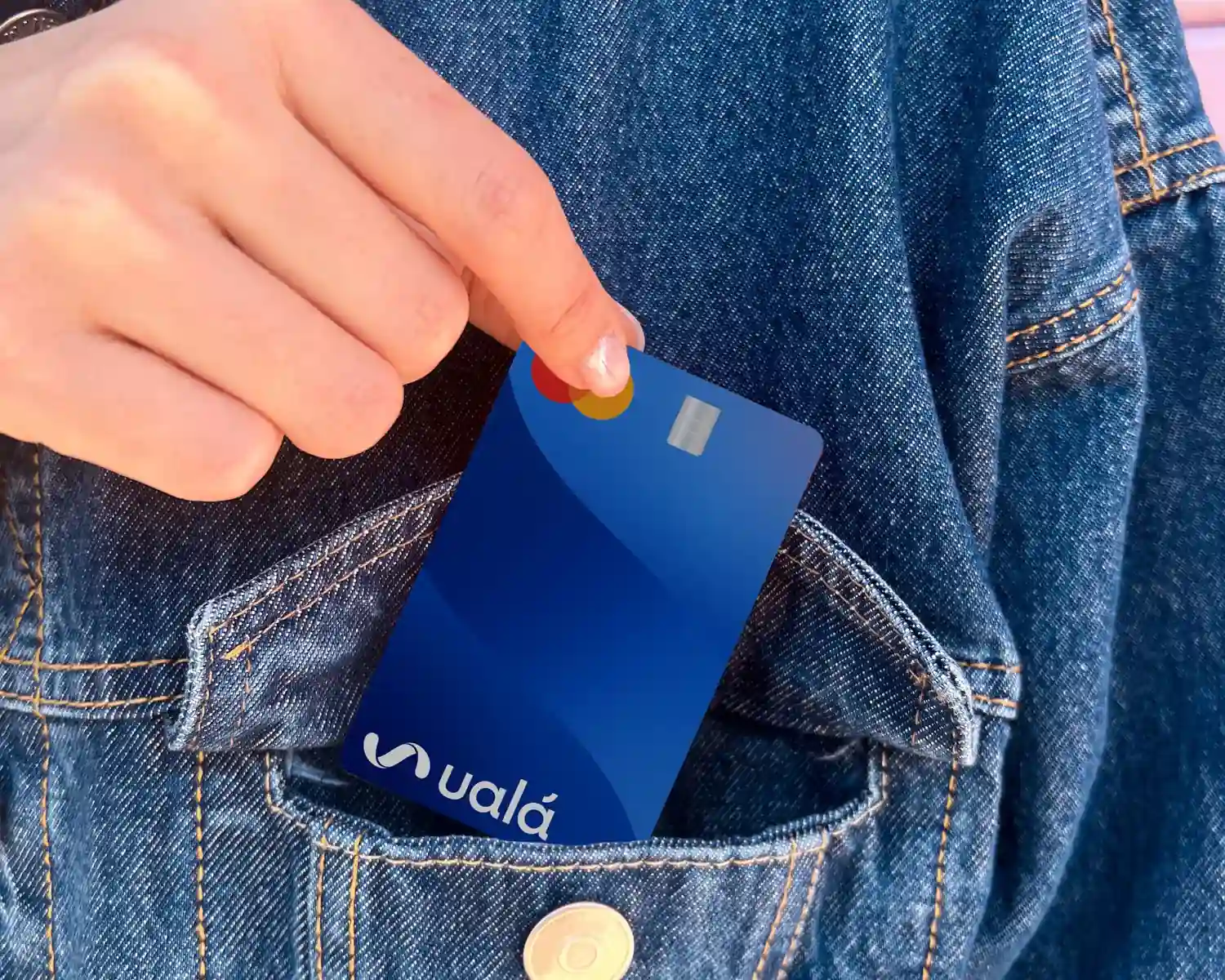 Imagen de la tarjeta de crédito de Ualá en un bolsillo.