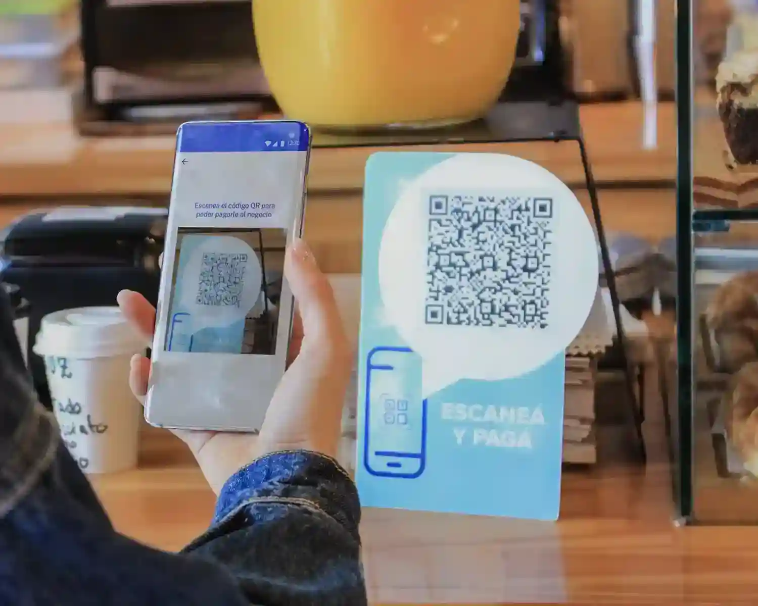Imagen de un celular escaneando un QR con la app de Ualá