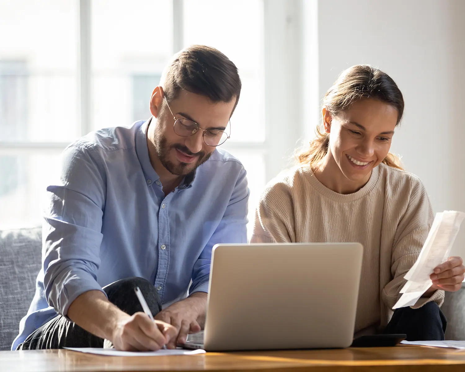 Imagen de personas chequeando una web y tomando nota.