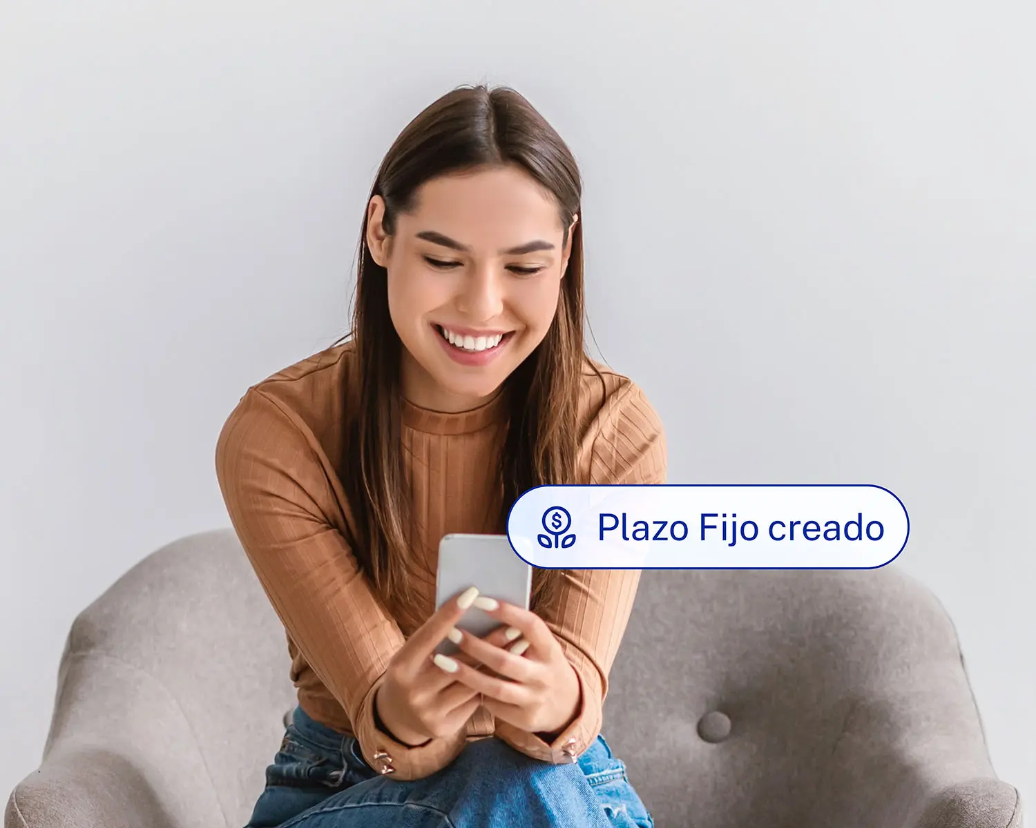 Imagen de una chica utilizando su celular para crear un Plazo Fijo a través de la app de Ualá.