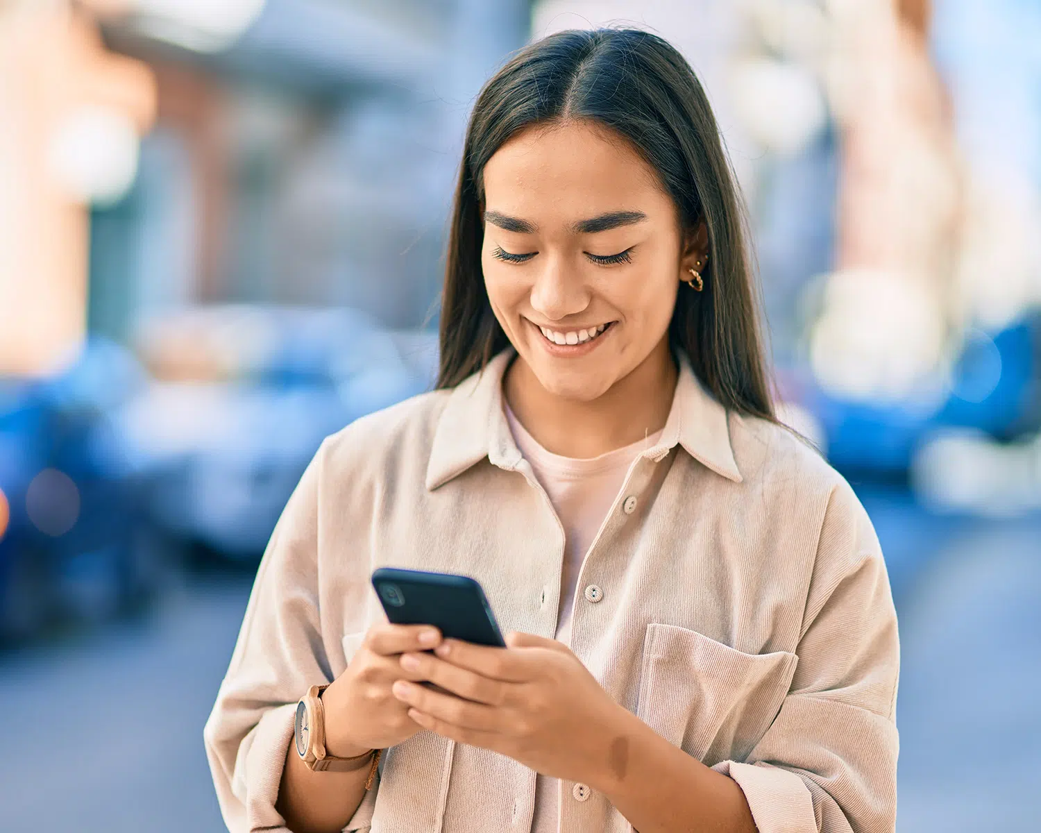 Mujer con celular 