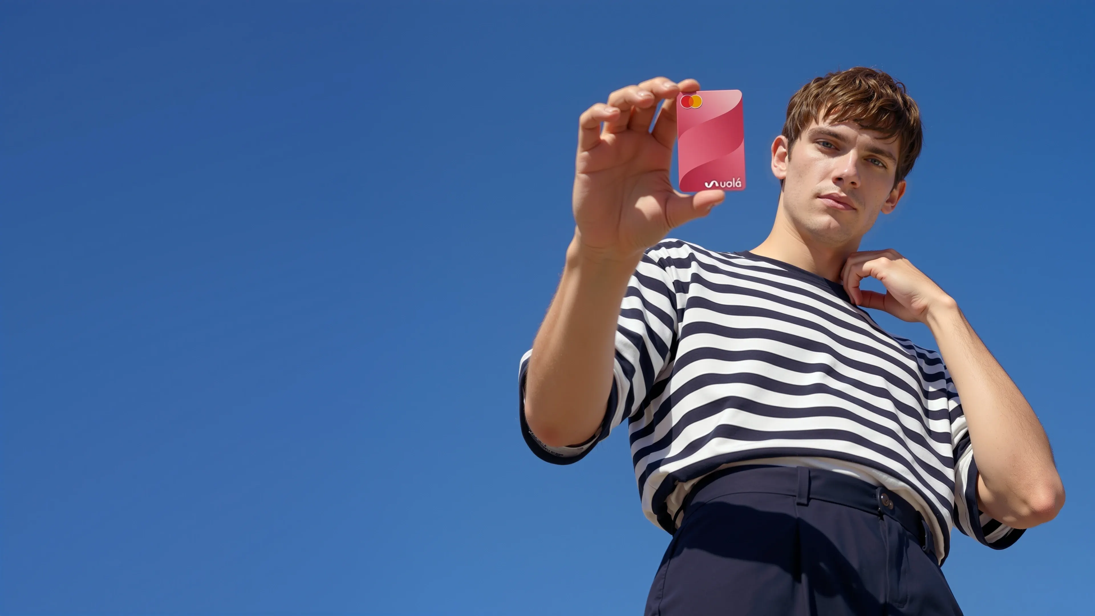 Imágen de chico con la tarjeta de débito Ualá