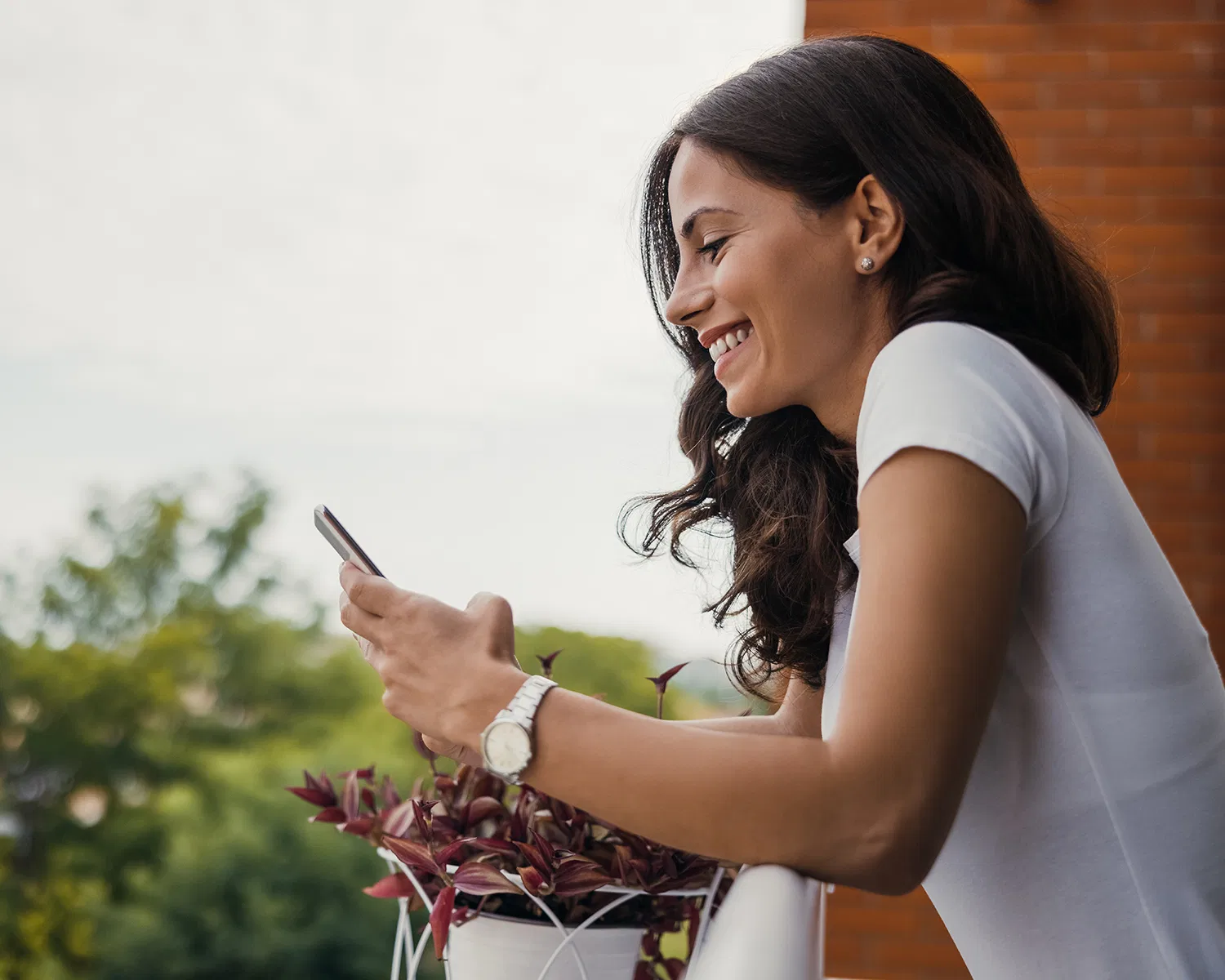 Fotografía de una mujer mirando el celular