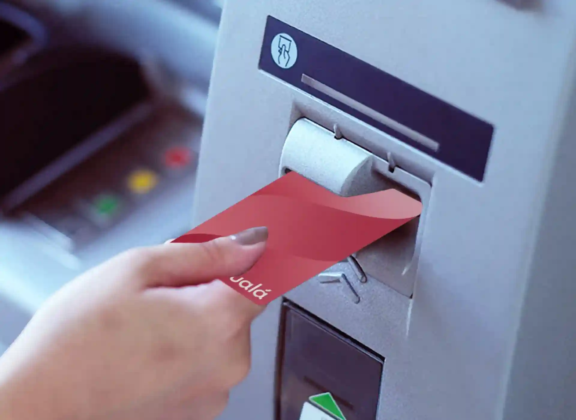 Imagen de una persona retirando efectivo del cajero automático con la tarjeta Ualá.