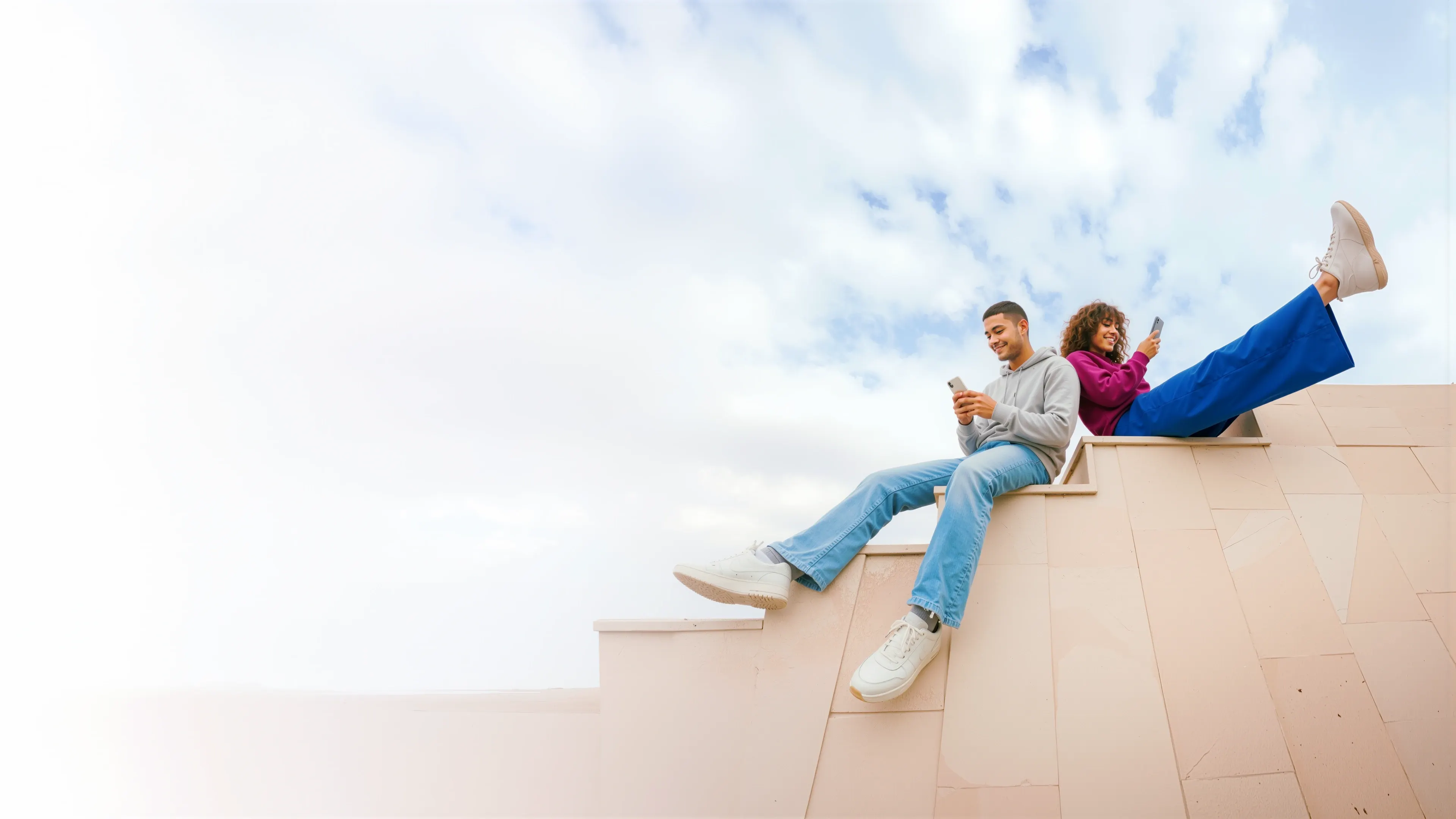 Pareja sentada con sus celulares